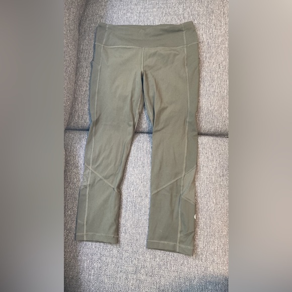 Lululemon Size 6 Capris - Picture 3 of 4